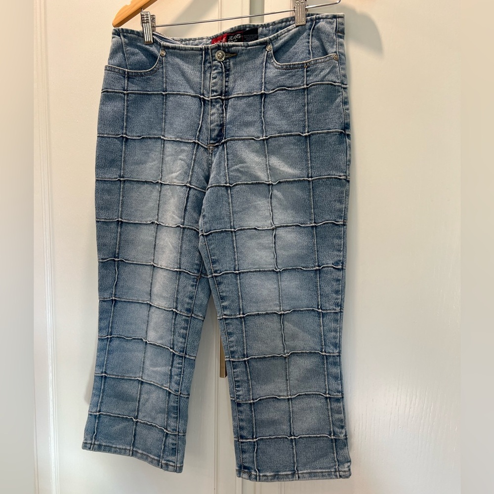 Y2K Younique pleated denim capri jeans. Made of stretchy denim.
